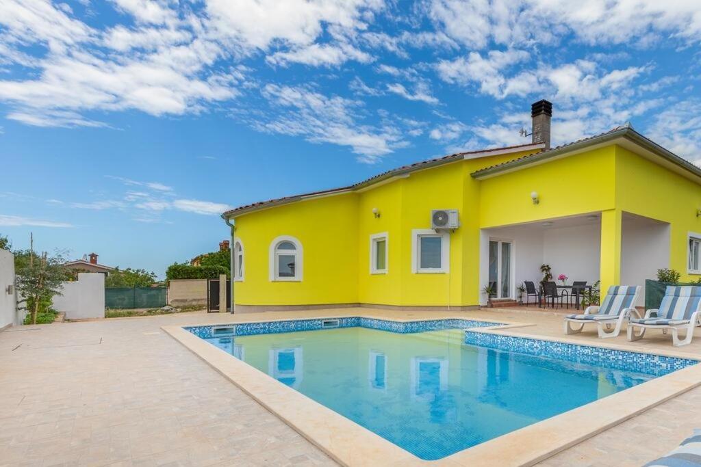 Anstika Pula, Croatia Vila *